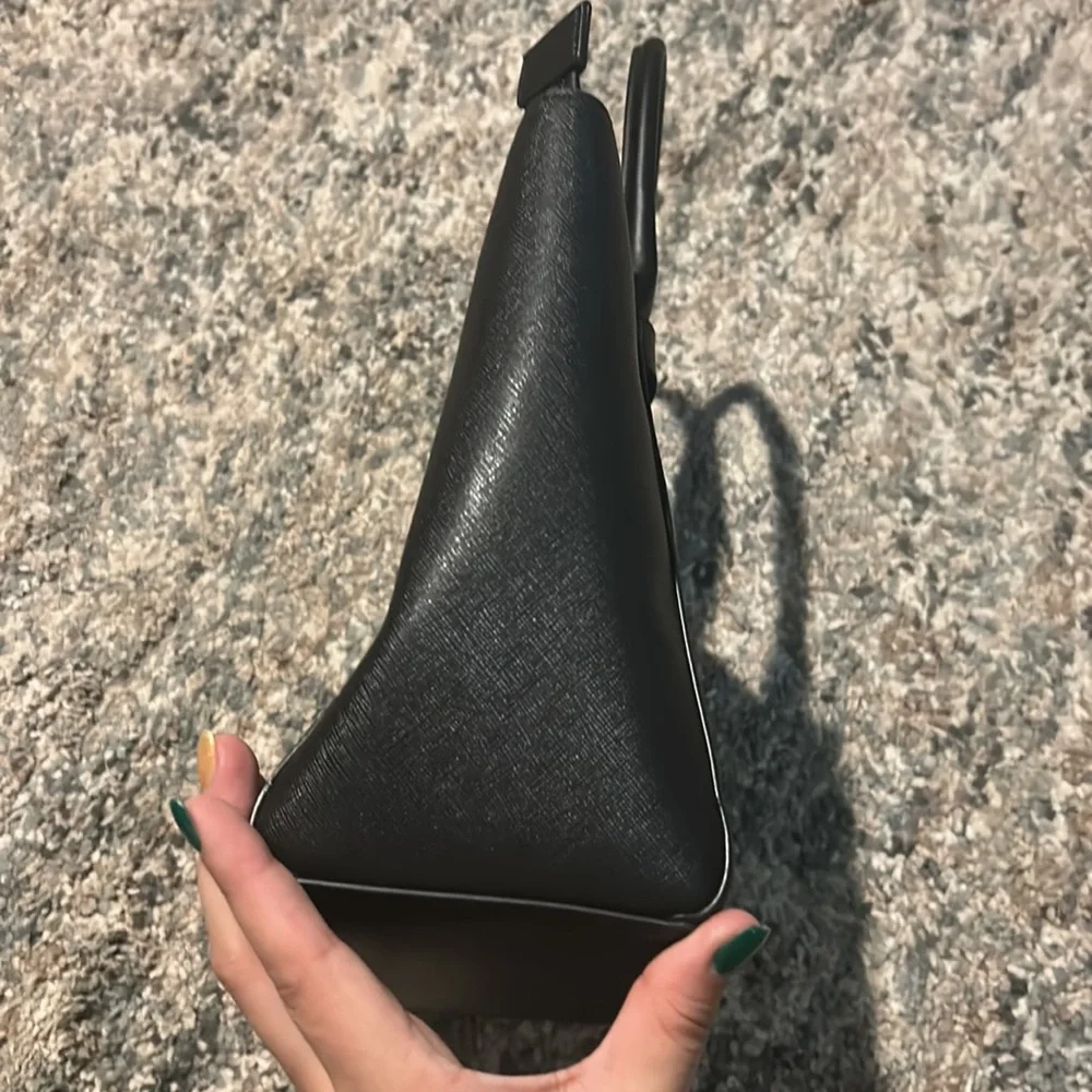 Kate Spade Black and Silver Crossbody Bag with Modern Elegance - Picture 4 of 12